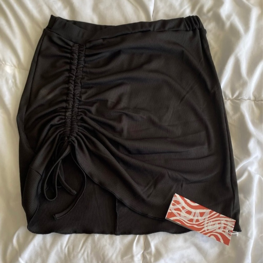 Black ruched mini skirt